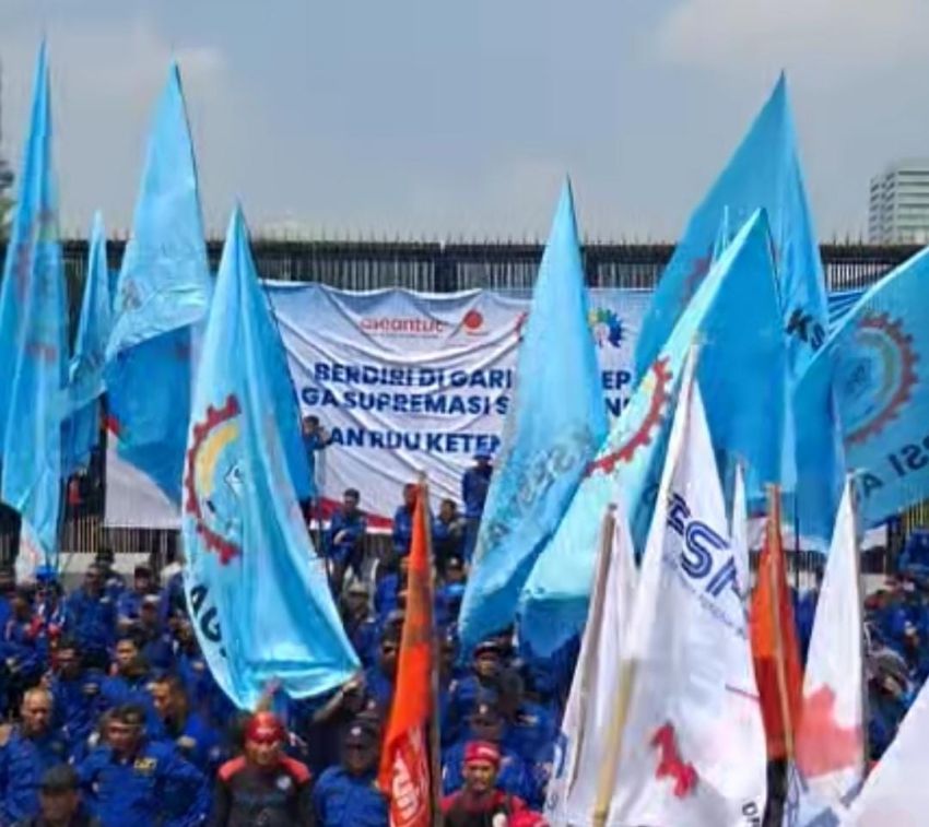 Ribuan Buruh Kepung DPR Hari Ini, Tuntut Penghapusan Outsourcing hingga Kenaikan Upah