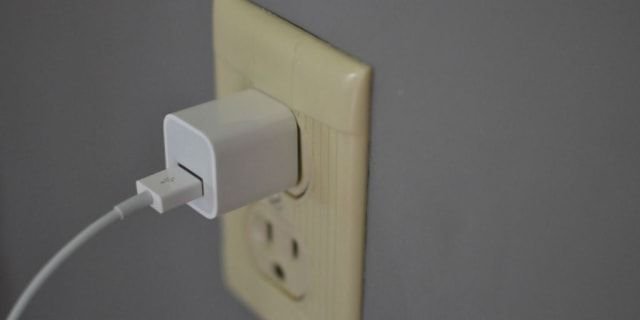Waspada! Meninggalkan Charger di Colokan Bisa Boros Listrik dan Picu Kebakaran