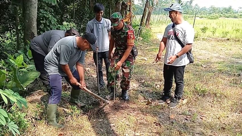 Babinsa Ngadirejo Ajak Warga Tanam Pohon Saman untuk Lestarikan Sumber Mata Air