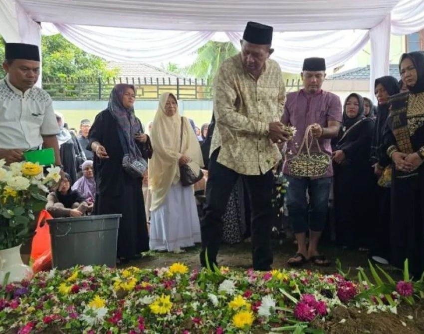 Bupati Langkat Syah Afandin Melayat dan Tabur Bunga di Pusara Mantan Bupati Ngogesa Sitepu