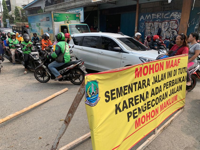 Jalan Raya Alinda Bekasi Rusak Parah, Pengendara Khawatir Celaka