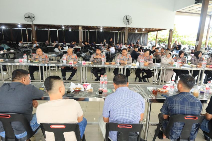Kapolda Aceh Ajak Pengusaha Warkop Jaga Kamtibmas dan Sediakan Fasilitas Salat
