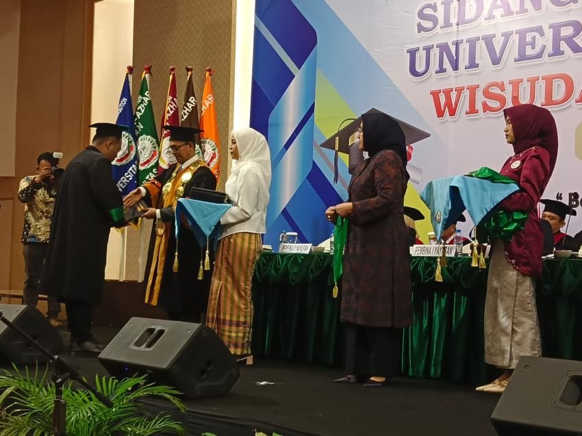 Rektor Universitas Al Azhar Wisuda 226 Sarjana, Dosen dan Lulusan Berprestasi Dapat Penghargaan