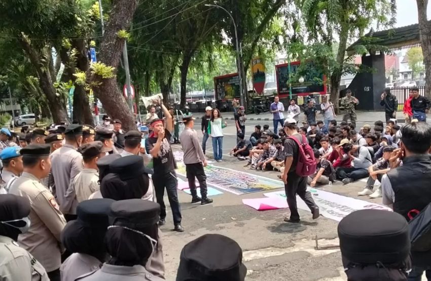 Mahasiswa Geruduk DPRD Sumut, Kecam Dugaan Kekerasan PT TPL terhadap Masyarakat Adat Sipahoras