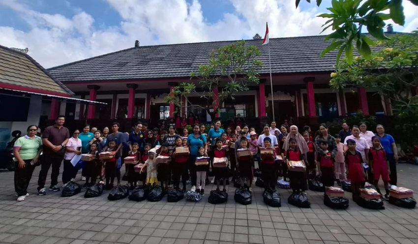 Peduli Siswa Terdampak Banjir, SDN 25 Pemecutan Bagikan Sembako dan Alat Sekolah