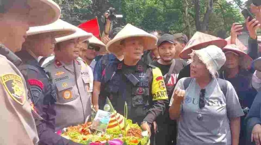 Demo Hari Tani Nasional 2025, Polisi Beri Nasi Tumpeng ke Petani di Tengah Aksi Tuntut Reforma Agraria