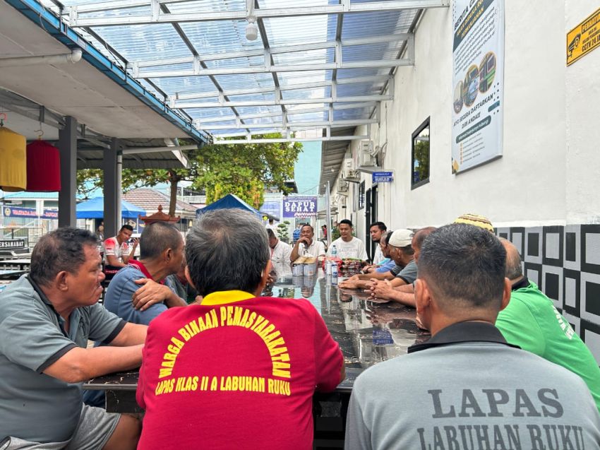 Peduli Kesehatan Lansia, Lapas Labuhan Ruku Bagikan Susu dan Perlengkapan Mandi