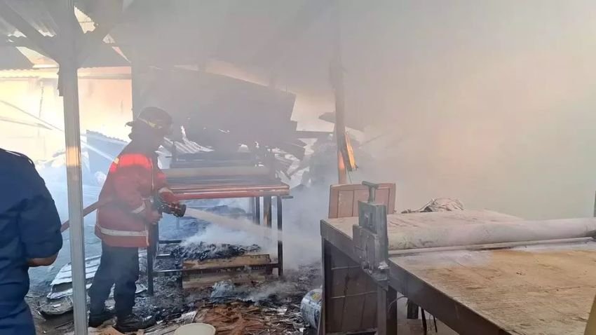 Pabrik Kardus di Bekasi Terbakar Hebat, Diduga Akibat Sampah yang Ditinggal Saat Penjaga Tertidur!