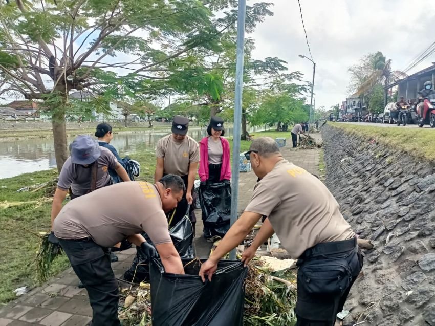 Denpasar Selatan Bersih-bersih Pasca Banjir, Polsek dan Warga Gotong Royong di Bantaran Sungai Taman Pancing