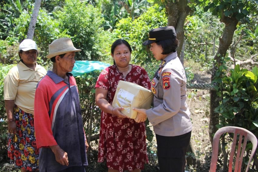 Polwan Polres Jembrana Tebar Kepedulian untuk Korban Banjir di Desa Budeng