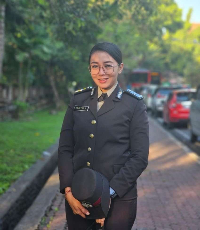 Mengenal Sosok Aipda Putu Eka Purnawyanti: Polwan Sederhana, Ibu Tangguh, dan Pecinta Hewan yang Dihantam Fitnah