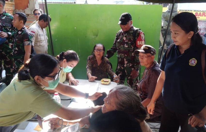 Peringati HUT ke-80, TNI Gelar Bakti Kesehatan untuk Korban Banjir di Bali