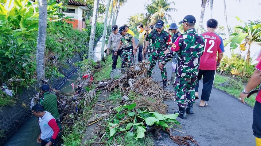 Gotong Royong Pasca Banjir di Jembrana: TNI-Polri dan Warga Bersinergi Pulihkan Lingkungan