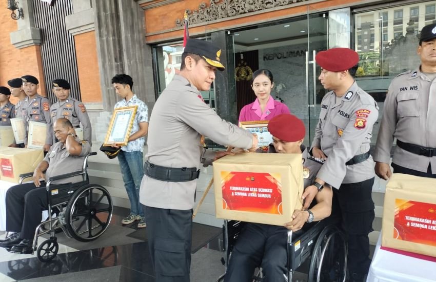 13 Personel Polda Bali Terima Kenaikan Pangkat dan Penghargaan Usai Amankan Unjuk Rasa Anarkis