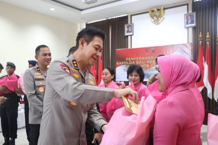 Kapolda Bali Serahkan Bantuan Sosial bagi PNPP Polri Terdampak Banjir di Mako Brimob Tohpati