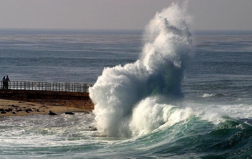 Peringatan Dini BMKG: Gelombang Tinggi 4 Meter Ancam Perairan Indonesia 21&ndash;24 September!