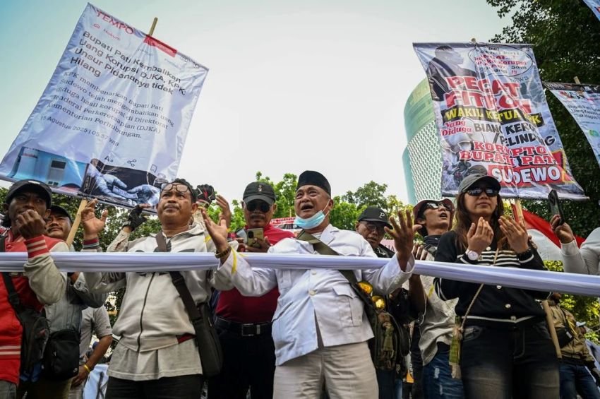 Warga Pati Kepung Gedung KPK: &ldquo;Tangkap Sudewo Sekarang Juga!&rdquo;