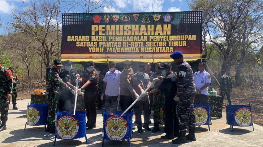 Satgas Yonif 741/GN Laksanakan Pemusnahan Barang Bukti Hasil Penindakan Selama Setahun di Perbatasan RI-RDTL