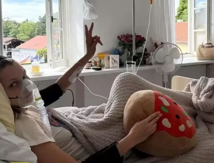 Bella Hadid Bagikan Foto Dirawat di Rumah Sakit, Lawan Penyakit Lyme