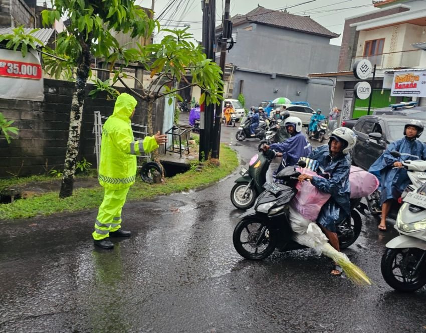 Banjir Rendam Denpasar Timur, Polsek Dentim Lakukan Pengalihan Arus dan Bantu Warga