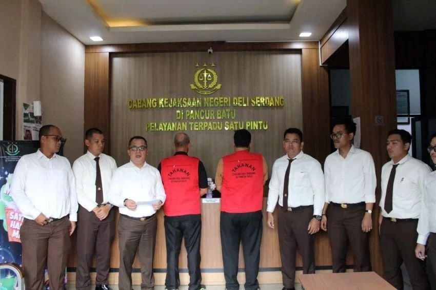 Mantan Kepsek dan Bendahara SMK Negeri 1 Pancur Batu Ditahan atas Dugaan Korupsi Dana BOS Rp785 Juta