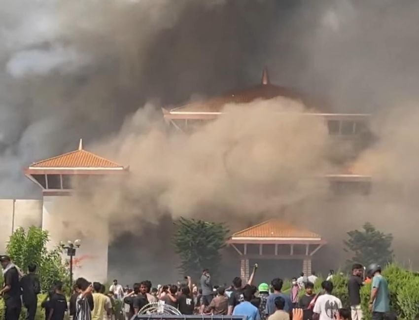 Istri Mantan PM Nepal Tewas Terjebak di Rumah Saat Dibakar Demonstran