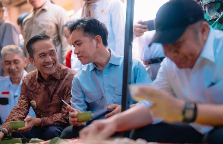 Wapres Gibran Cicipi Pempek Tumpah di Pasar 16 Ilir Palembang, Warga Antusias Sambut Kedatangan