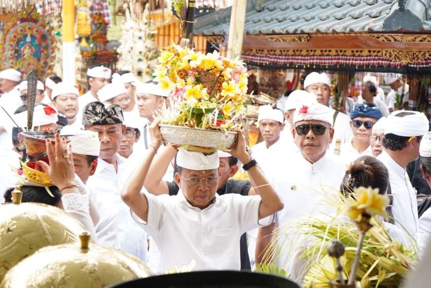 Pura Titi Gonggang Dipenuhi Umat, Gubernur Koster Apresiasi Kesungguhan Krama Bali