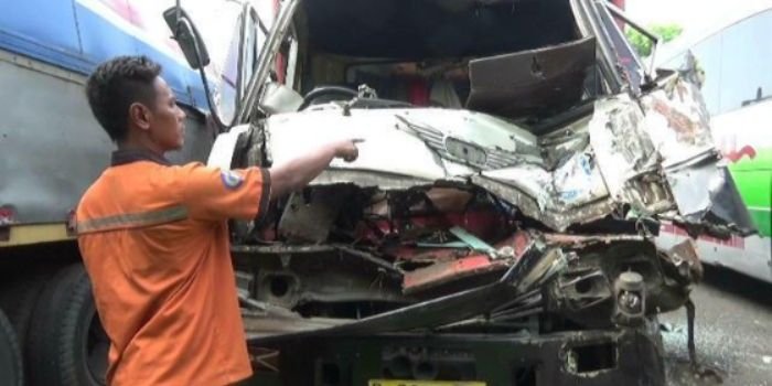Mengantuk di Tol, Sopir Travel Daytrans Tabrak Truk &mdash; Satu Penumpang Tak Terselamatkan