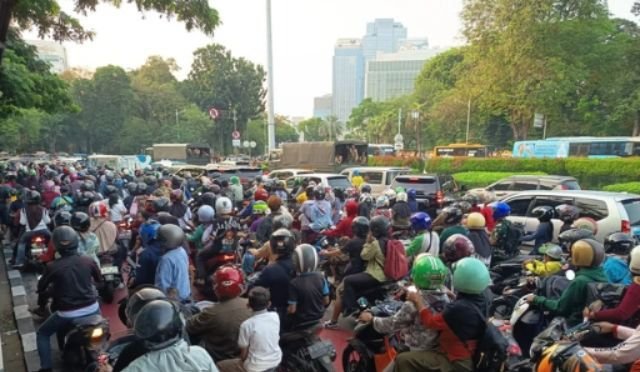 Ribuan Warga Tumpah di Monas, Jalanan Jakarta Macet Panjang Jelang Upacara HUT ke-80 TNI