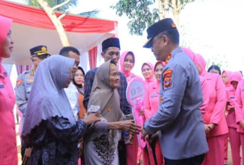 Polda Lampung Bedah Rumah dan Salurkan Bansos, Wujud Nyata Kepedulian di HKGB ke-73