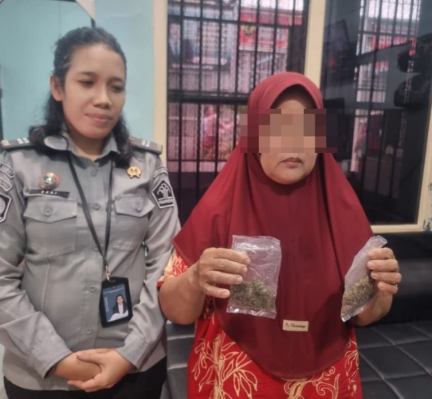 Bawa Nasi, Isinya Ganja! IRT Diamankan Saat Besuk Suami di Rutan Tanjung Pura