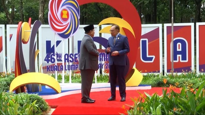 Kedekatan Diplomatik Terlihat Nyata, Prabowo dan Anwar Ibrahim Saling Sambut Hangat di KLCC