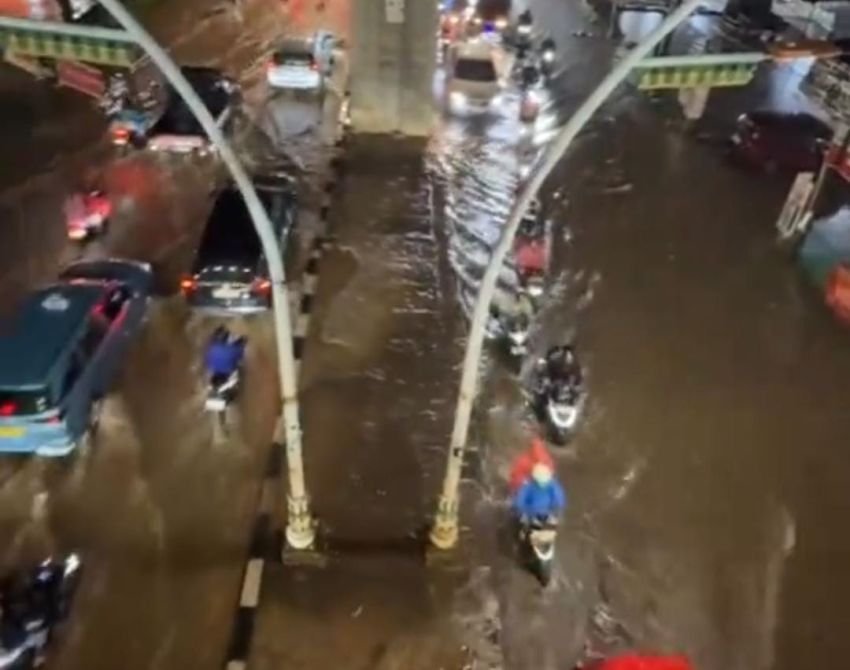 Hujan Deras Guyur Jakarta, Sejumlah RT dan Jalan Tergenang Air hingga 70 Cm!