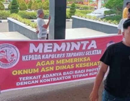 Massa WIB Geruduk Kantor Dinas Kesehatan Tapsel, Desak Bupati Copot Sekretaris Dinkes yang Diduga Monopoli Proyek