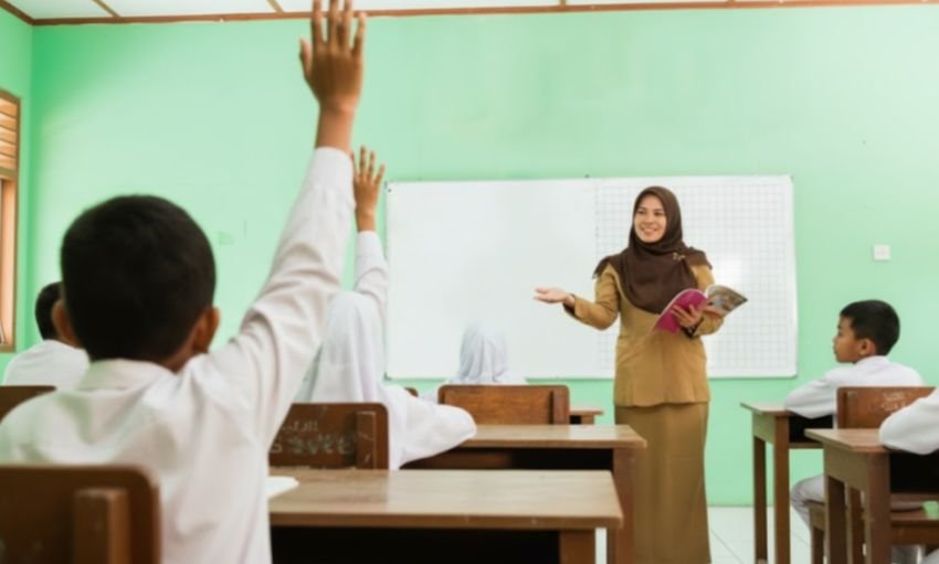 Tahun Depan, 150.000 Guru Dapat Bantuan Biaya Kuliah Rp 6 Juta per Tahun!