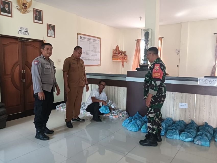 Babinsa Belumbang Kawal Penyaluran Makanan Bergizi untuk Ibu Hamil dan Balita di Tabanan