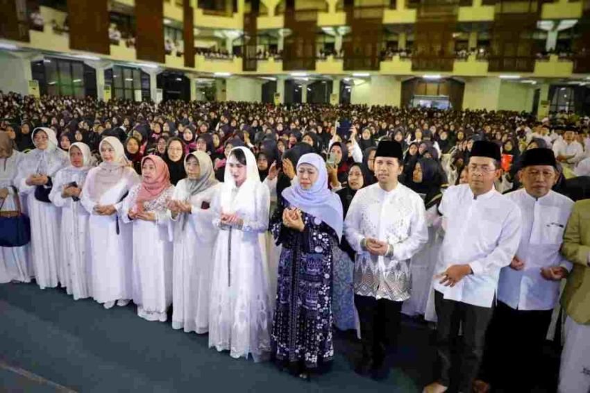 Khofifah dan Emil Dardak Pimpin Doa Bersama 4.000 Hafidz-Hafidzah untuk Korban Ponpes Al Khoziny