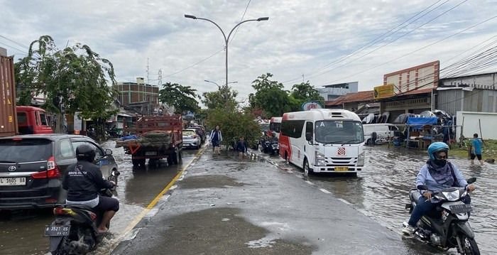 Banjir Rendam Jalur Pantura Semarang-Surabaya, Puluhan Kendaraan Mogok di Jalan Kaligawe