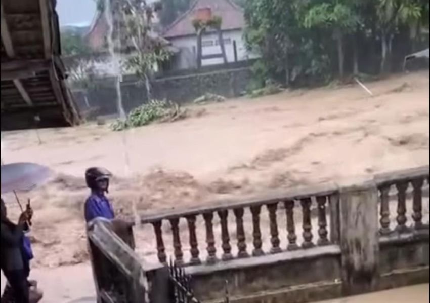 Banjir Bandang Rendam Ratusan Rumah di Cisolok, Kantor Desa Jebol