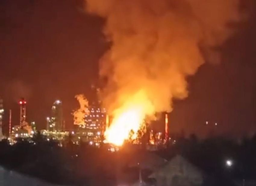Breaking News! Kebakaran Hebat Melanda Kilang Dumai Milik Pertamina