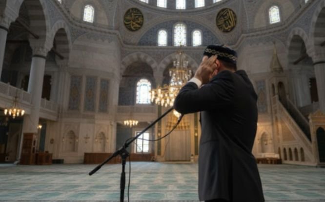 Kenapa Kalimat “Ash-Shalatu Khairum Minan Naum” Hanya Ada di Adzan Subuh? Ini Penjelasannya