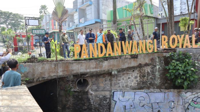 Pondasi Retak dan Derasnya Arus Sungai, Jembatan Sonokembang Ambruk Mengejutkan Warga