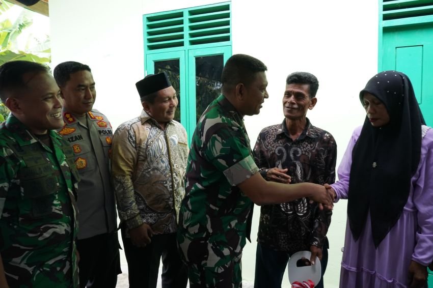 Haru! TNI Gotong Royong Bedah Rumah Tak Layak Huni di Aceh Utara, Anak Bisa Sekolah Lagi