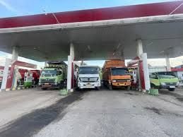 Solar Langka, Jalan Macet! Antrean Truk dan Bus Mengular di SPBU Bandar Lampung