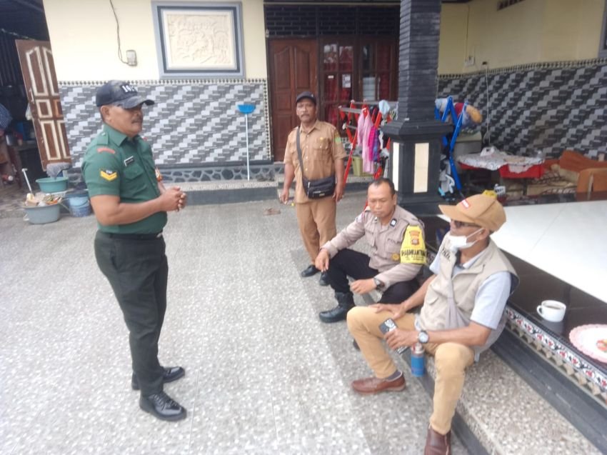 Babinsa dan Bhabinkamtibmas Jembrana Pastikan Vaksinasi Rabies Massal Aman dan Lancar