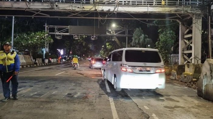 Mahasiswa Bubarkan Diri Secara Tertib, Jalan Medan Merdeka Selatan Kembali Dibuka