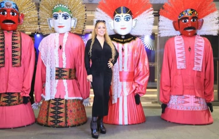 Mariah Carey Disambut Ondel-Ondel Khas Betawi Saat Tiba di Jakarta untuk Konser Spektakuler