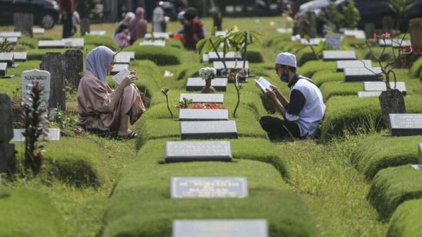 Ziarah Kubur Diperbolehkan, Tapi Hindari 6 Hal Ini!
