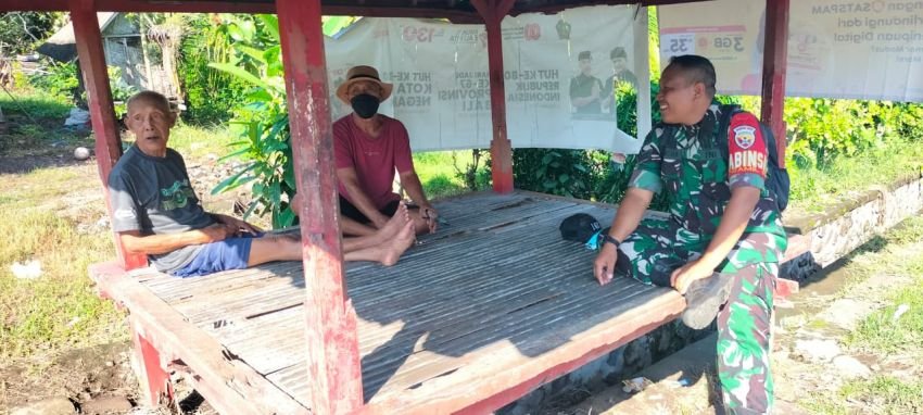 Babinsa Jembrana Jalin Kedekatan dengan Warga Lewat Komsos, Bukti TNI Selalu Hadir untuk Rakyat